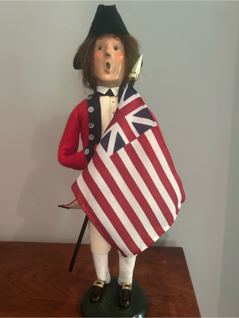 Byers Choice Williamsburg Caroler Revolutionary Flag Soldier